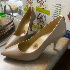 Michael kors nude pumps
